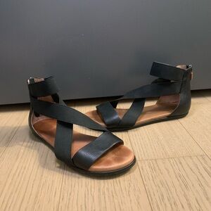 Black leather cross strap sandals | US 8